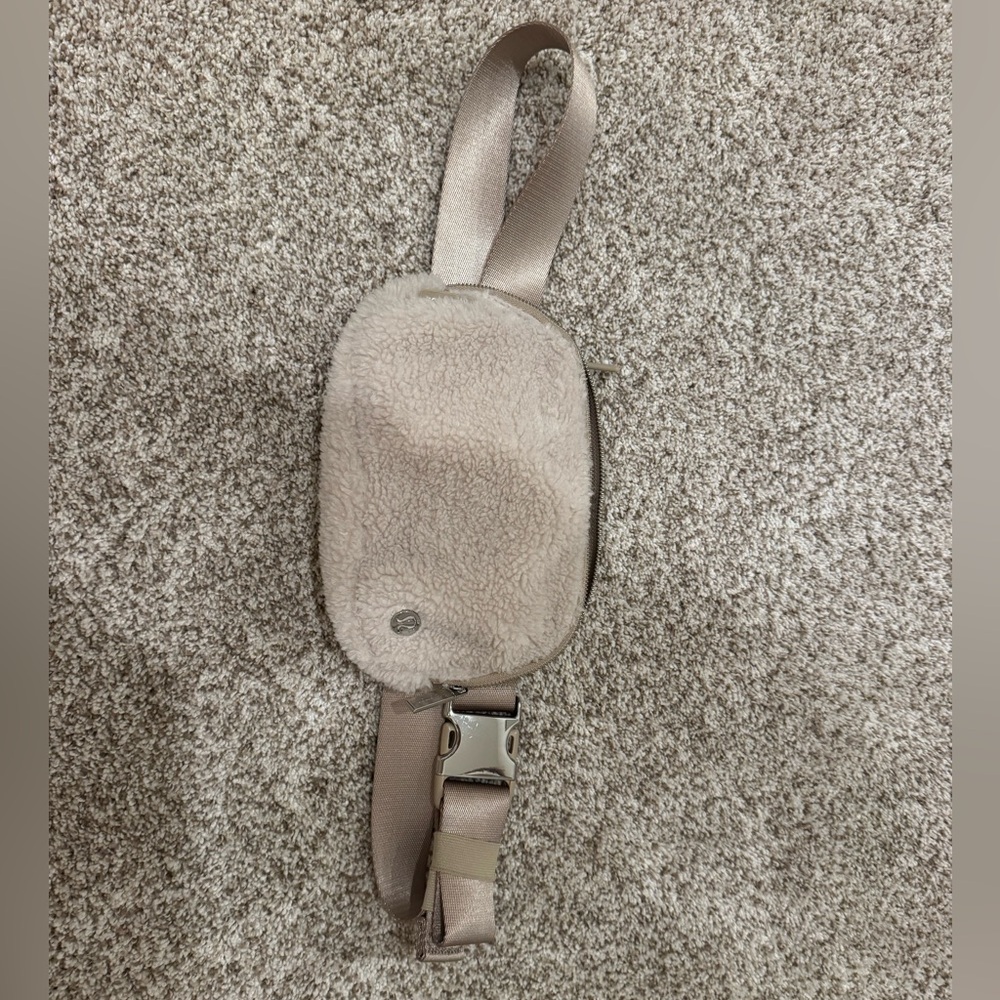 Lululemon Everywhere Belt Bag